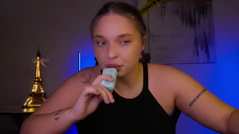 Snapshot of viollasinzz chatting on March 11, 2:21 am Violla online show from March 11, 2:21 am