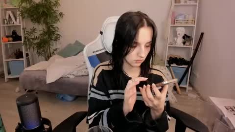Snapshot of vivian_qwerty chatting on December 20, 6:24 pm vivian_qwerty online show from December 20, 6:24 pm