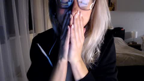 Snapshot of vivica_coke chatting on December 10, 4:13 am VI online show from December 10, 4:13 am