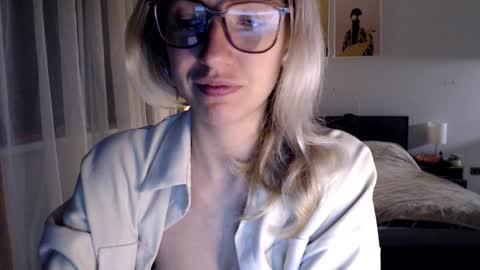 Snapshot of vivica_coke chatting on December 24, 5:05 am VI online show from December 24, 5:05 am