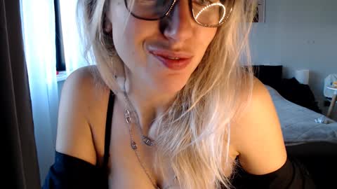 Snapshot of vivica_coke chatting on December 31, 9:10 am VI online show from December 31, 9:10 am