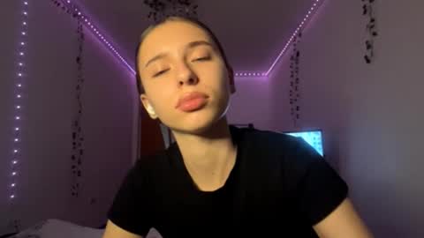 Vivi online show from November 17, 6:08 pm