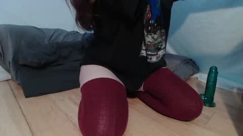 Snapshot of wacky_weirdo chatting on October 1, 10:48 pm Rose online show from October 1, 10:48 pm