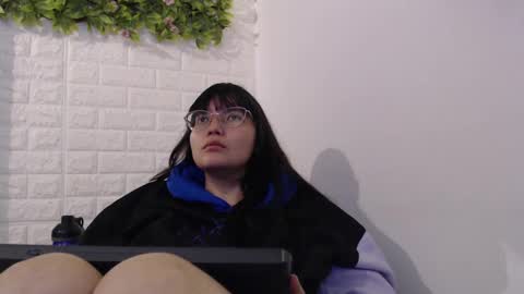 Snapshot of we_n_you chatting on February 21, 1:55 pm Trixie 3 online show from February 21, 1:55 pm