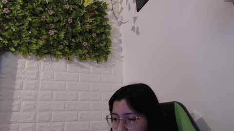 Snapshot of we_n_you chatting on February 17, 1:33 pm Trixie 3 online show from February 17, 1:33 pm