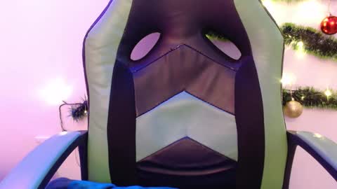 Snapshot of we_n_you chatting on December 29, 1:38 pm Trixie 3 online show from December 29, 1:38 pm