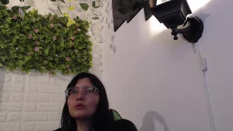 Snapshot of we_n_you chatting on February 28, 8:50 pm Trixie 3 online show from February 28, 8:50 pm