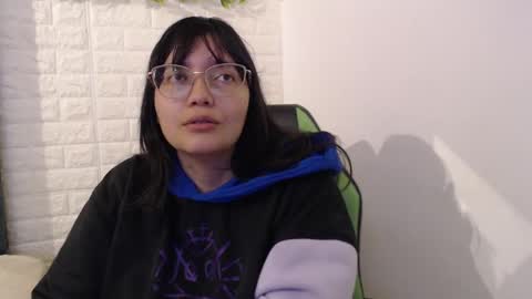 Snapshot of we_n_you chatting on March 6, 1:57 pm Trixie 3 online show from March 6, 1:57 pm