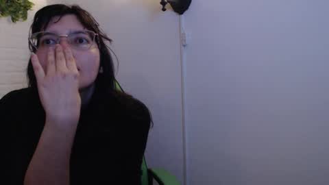 Snapshot of we_n_you chatting on March 1, 12:34 pm Trixie 3 online show from March 1, 12:34 pm