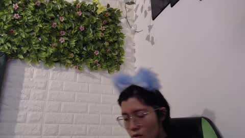 Snapshot of we_n_you chatting on March 12, 1:30 pm Trixie 3 online show from March 12, 1:30 pm