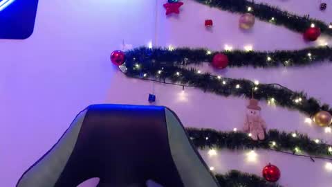 Snapshot of we_n_you chatting on December 18, 2:17 pm Trixie 3 online show from December 18, 2:17 pm