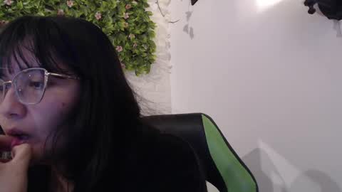 Snapshot of we_n_you chatting on February 19, 1:50 pm Trixie 3 online show from February 19, 1:50 pm