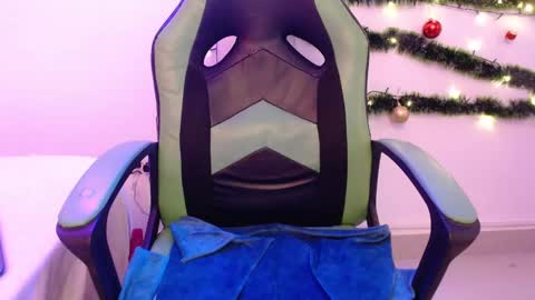 Snapshot of we_n_you chatting on December 17, 1:38 pm Trixie 3 online show from December 17, 1:38 pm