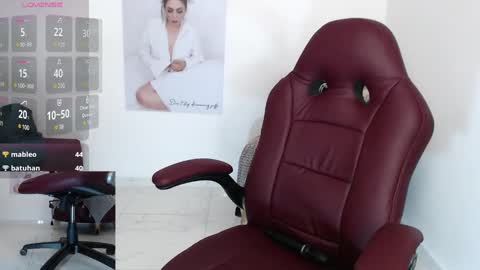 Snapshot of wet_liss chatting on December 17, 12:45 am Diva online show from December 17, 12:45 am