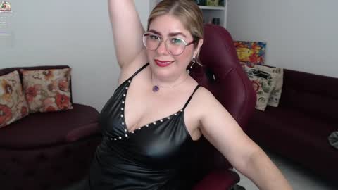 Snapshot of wet_liss chatting on December 26, 10:31 pm Diva online show from December 26, 10:31 pm