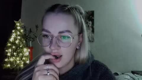 whitehex666 online show from December 22, 5:05 pm