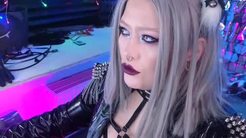 Snapshot of wickedxqueen chatting on March 1, 10:42 pm Laura online show from March 1, 10:42 pm