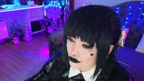 Snapshot of wickedxqueen chatting on January 1, 8:26 pm Laura online show from January 1, 8:26 pm
