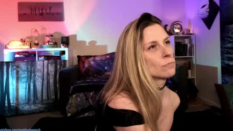 Snapshot of widthofapeach chatting on February 22, 2:50 am Gretchen online show from February 22, 2:50 am