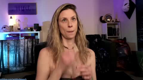 Snapshot of widthofapeach chatting on January 15, 3:43 am Gretchen online show from January 15, 3:43 am