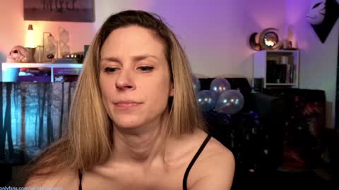 Snapshot of widthofapeach chatting on January 28, 3:15 am Gretchen online show from January 28, 3:15 am