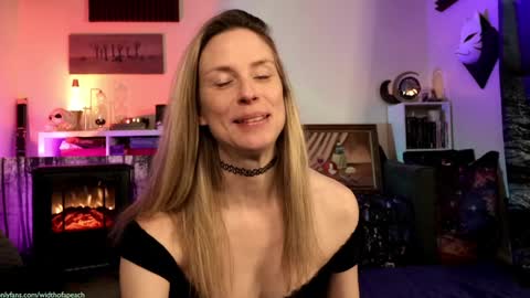 Snapshot of widthofapeach chatting on December 5, 10:23 pm Gretchen online show from December 5, 10:23 pm