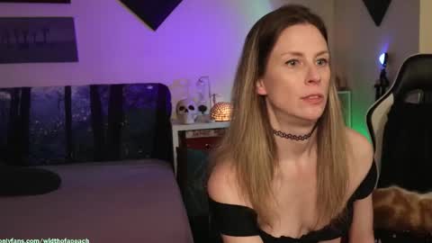 Snapshot of widthofapeach chatting on October 10, 11:20 pm Gretchen online show from October 10, 11:20 pm