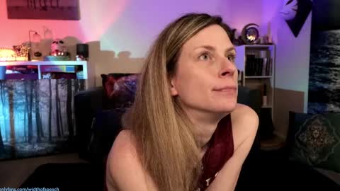 Snapshot of widthofapeach chatting on February 24, 1:55 am Gretchen online show from February 24, 1:55 am