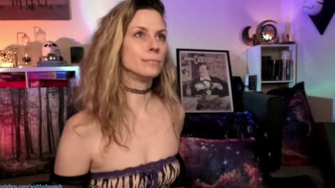 Snapshot of widthofapeach chatting on February 5, 3:45 am Gretchen online show from February 5, 3:45 am