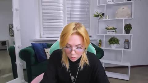 Snapshot of wild_berry_soul chatting on October 17, 6:38 am wild_berry_soul online show from October 17, 6:38 am
