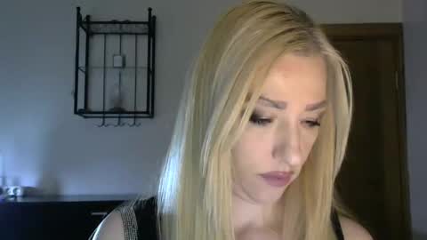Snapshot of wild_silk_desire chatting on January 25, 8:21 am Alina online show from January 25, 8:21 am