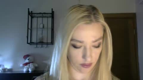 Snapshot of wild_silk_desire chatting on February 14, 8:21 am Alina online show from February 14, 8:21 am