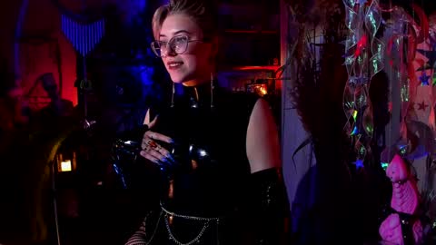 Snapshot of witch_fiona chatting on January 10, 8:26 pm Goddess of two strapons - Mr. long Don Mr. Pinky online show from January 10, 8:26 pm