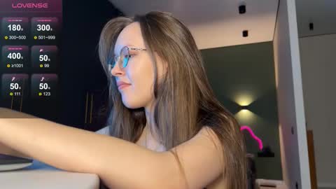 Isobelle online show from November 23, 4:30 pm