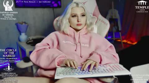 Snapshot of wounded_goddess chatting on October 18, 5:04 pm Goddess Sophy online show from October 18, 5:04 pm