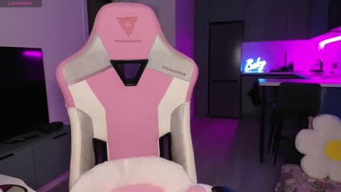 Emi online show from November 19, 4:29 pm