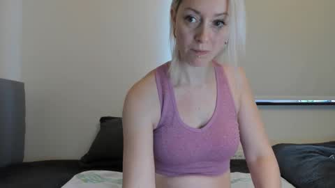 Snapshot of xxkimber_bentonxx chatting on March 10, 11:12 am Next online Monday to Friday 10am till 2pm UK time online show from March 10, 11:12 am