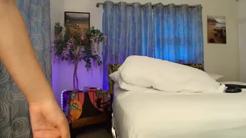 Snapshot of xxxvibesxo chatting on December 22, 8:36 pm Lil Luna online show from December 22, 8:36 pm