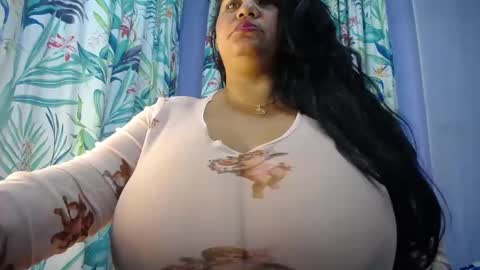 Snapshot of yasmin_bigtits chatting on December 31, 9:31 am Yasmin online show from December 31, 9:31 am
