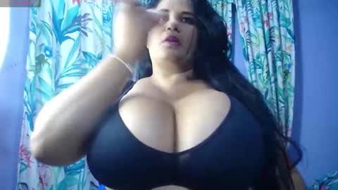 Snapshot of yasmin_bigtits chatting on December 6, 9:56 pm Yasmin online show from December 6, 9:56 pm