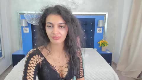 yasmine online show from November 19, 9:53 am