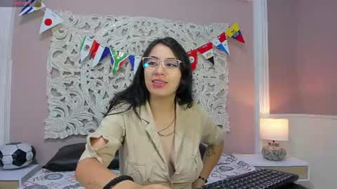 Yaya  online show from July 6, 12:21 pm