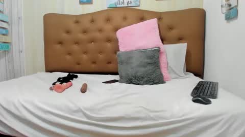 Yeseniaa  online show from June 11, 4:26 pm