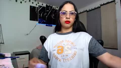 yesie_hot2 online show from June 17, 2:24 am