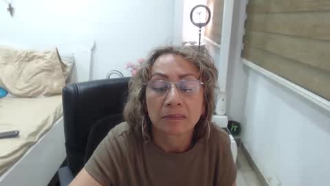 Snapshot of yessilatin chatting on January 4, 2:14 am jessy online show from January 4, 2:14 am