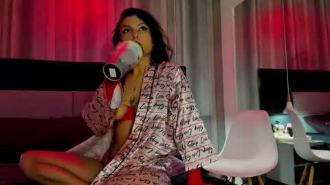 yiyisandoval online show from January 5, 8:01 pm