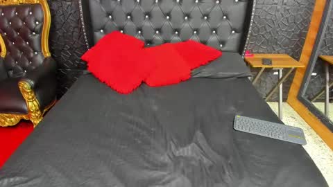 yiyisandoval online show from October 7, 2:10 pm