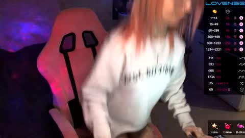 Snapshot of yngmilf_ chatting on December 30, 9:40 pm online show from December 30, 9:40 pm