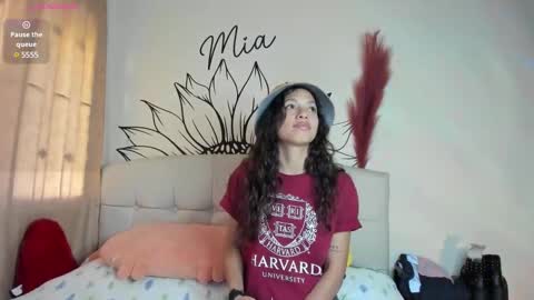 Snapshot of your_beck chatting on February 1, 9:29 pm mia3 online show from February 1, 9:29 pm
