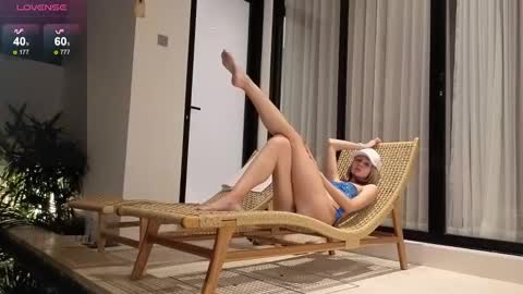 Snapshot of your_dream_alice chatting on October 7, 12:53 pm Alice online show from October 7, 12:53 pm